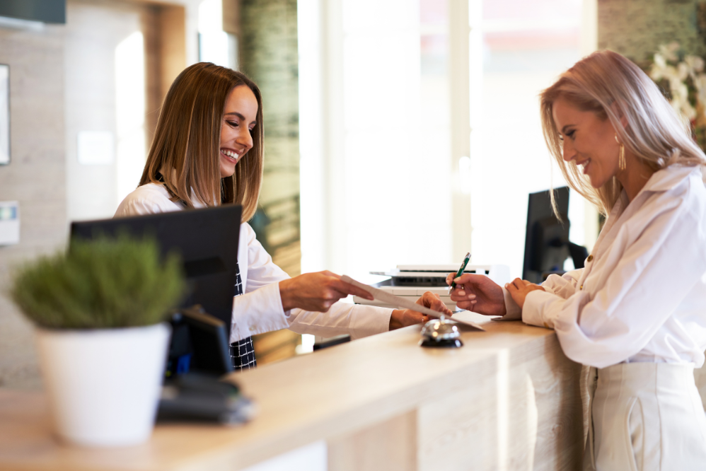 Personal Trainer in Switzerland lady checking in gym reception luxury fitness experience access