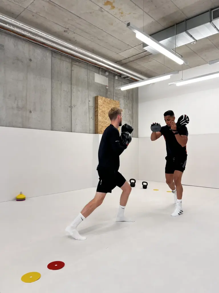 Personal Training and Boxing in Zürich intensive session with male client focusing on speed, reaction, defense and enjoyment