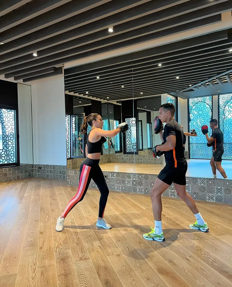 Personal Trainer boxing session female client luxury hotel Morocco international fitness services